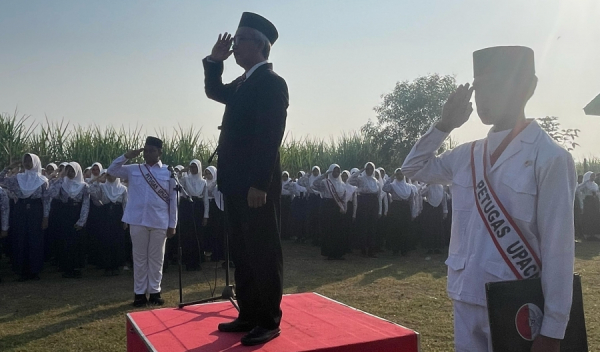 PERINGATI HARI KEMERDEKAAN RI KE â€“ 80 MTsN 9 JOMBANG GELAR UPACARA  DENGAN KHIDMAT